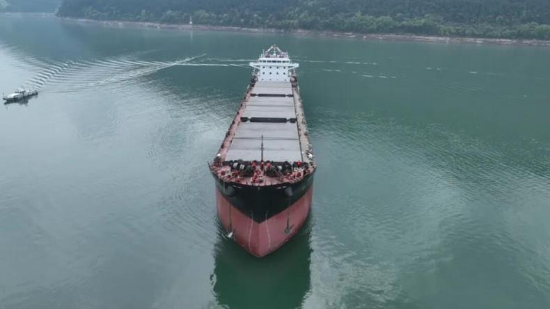 重庆LNG江海直达船在云阳下水试航